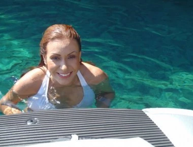 «Καυτή» 40χρονη διαφημίστρια δηλώνει ρατσιστική απέχθεια για τους… κοντούς άνδρες στην Ελλάδα (φωτό)